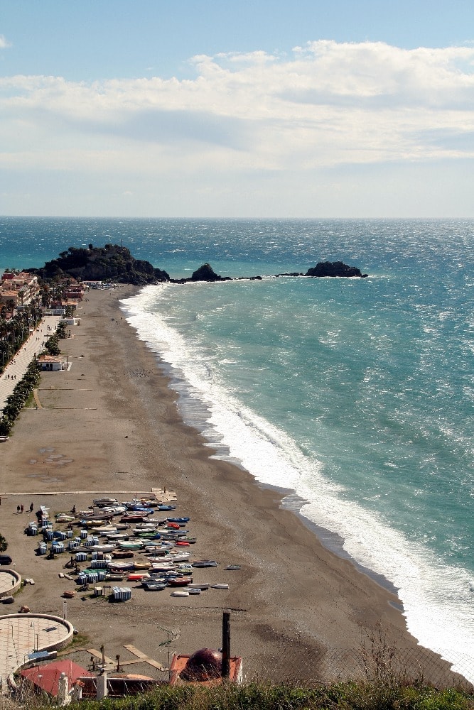 Almuñécarのサンクリストバルのビーチ-Almuñécarで何をすべきか